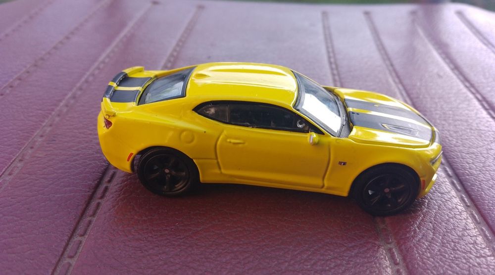 Продаю модельку Camaro