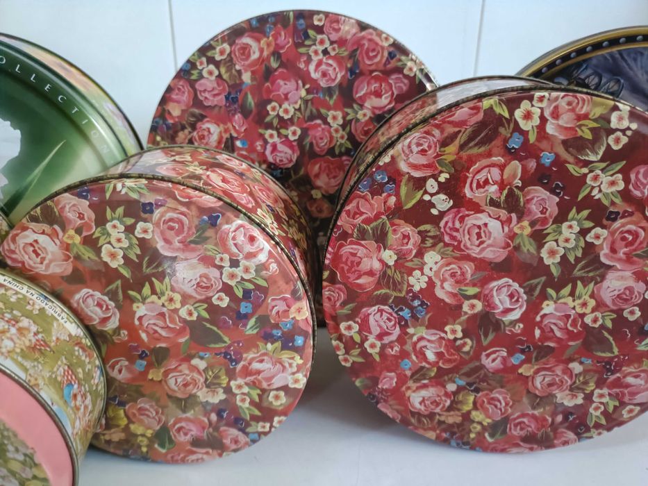 Caixas/ latas em metal