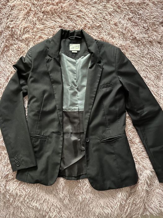 Czarna marynarka dobrej jakosci