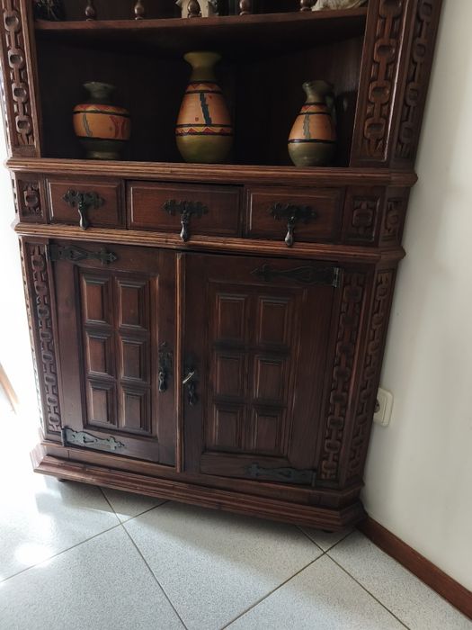 Móvel castanho para um canto