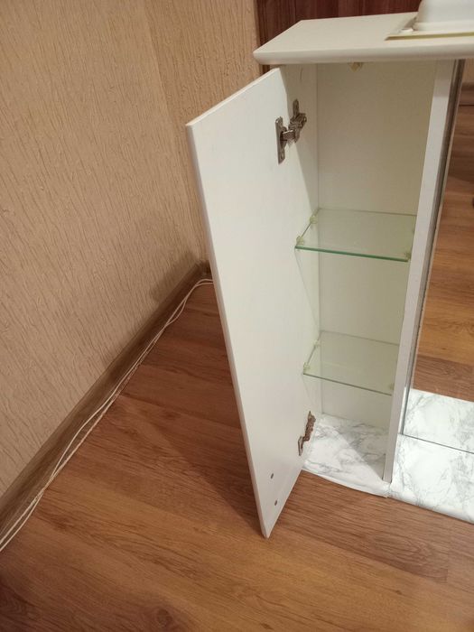 Дзеркало з шафкою у ванну