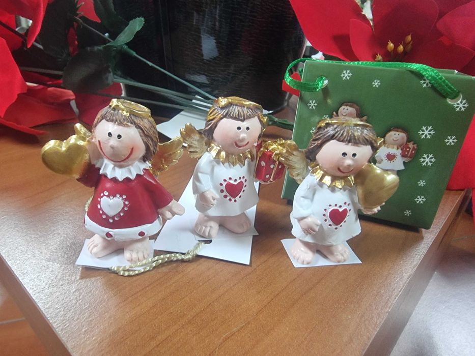 figurki aniołki w torebkach na prezent anioły figury piękne aniołów