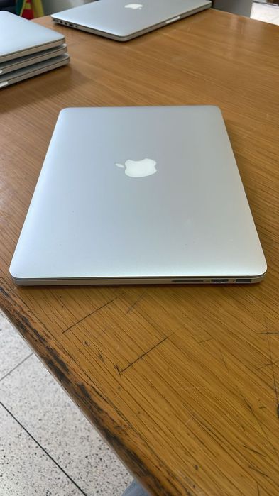 MacBook Pro 12.1 (2015)446592160210636803