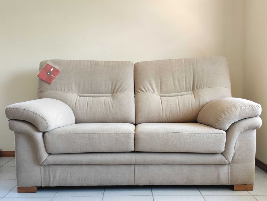 NOVO Conjunto de dois sofás bege, Aquinos Viseu • OLX Portugal
