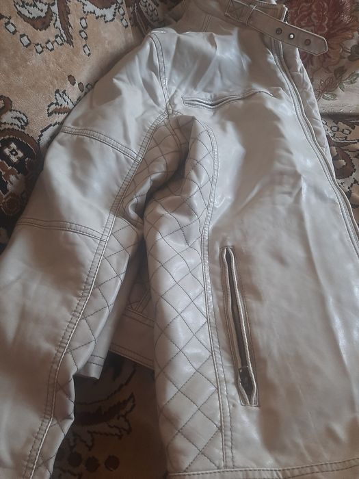Продам шкіряну куртку молочного кольору