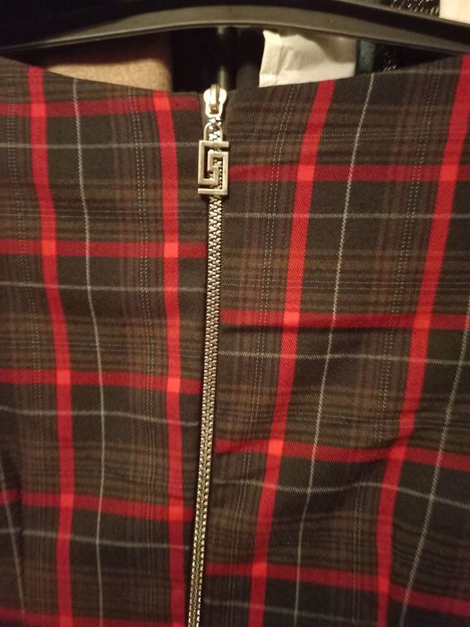 Елегантна жіноча сукня в клітинку з поясом