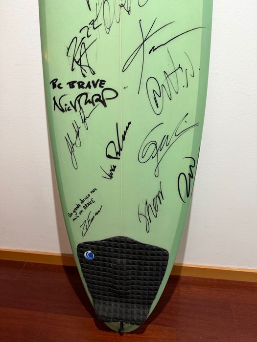 Prancha de Surf Autêntica Assinada à Mão por Surfistas Profissionais