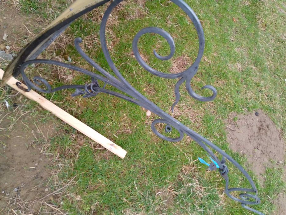 Навіс, козирок в нормальному стані