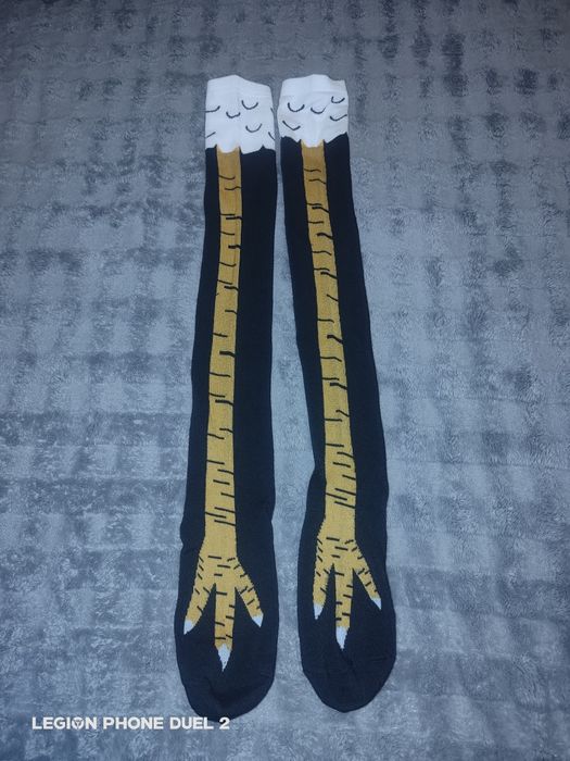 Подаються носки курячі лапки