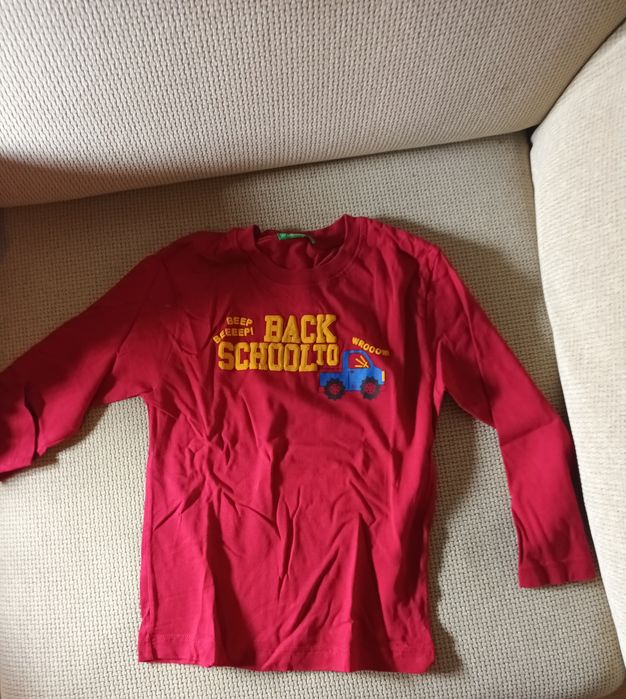 Sortido de roupas de menino