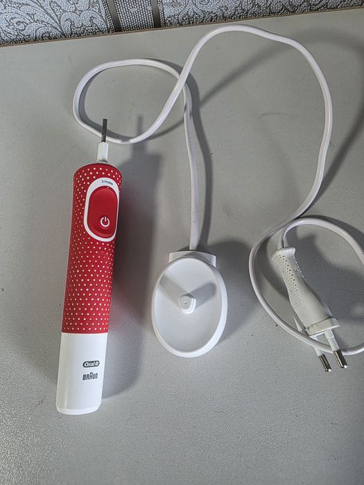 Продам электрическую зубную щётку Oral-B Braun (Не заряжается)