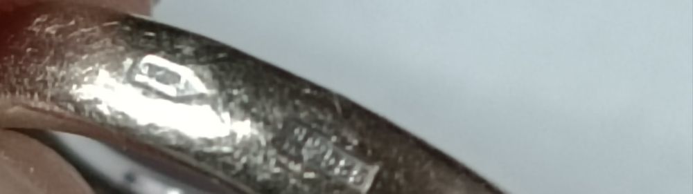 Золоте кільце з діамантами