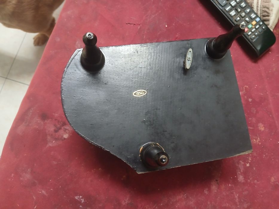 caixa de música em forma de piano com uma bailarina