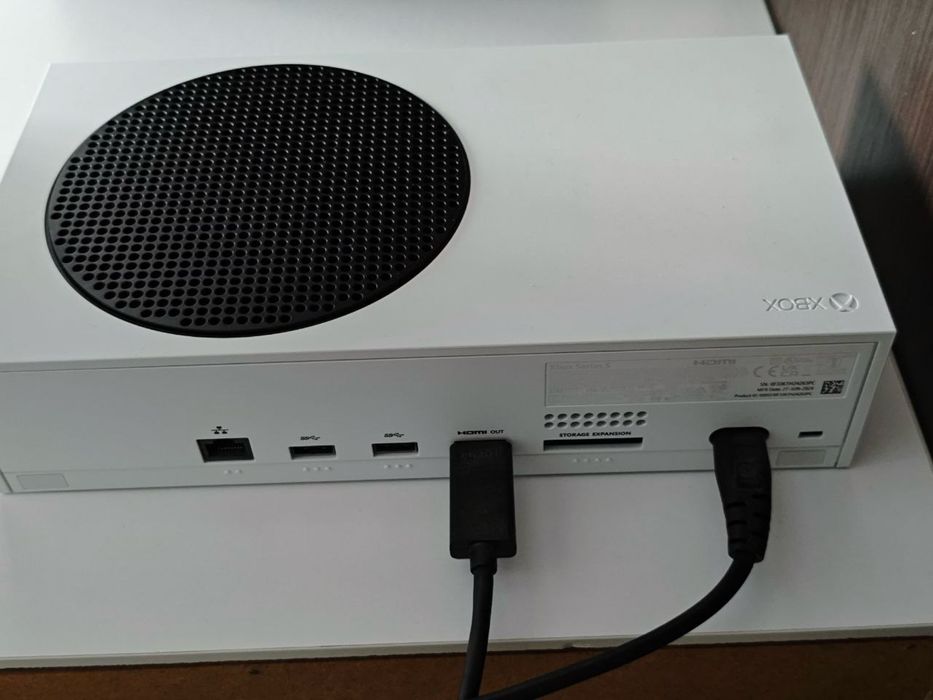 Продам консоль Xbox Series S тяне ігри легко вигладають дуже гарно