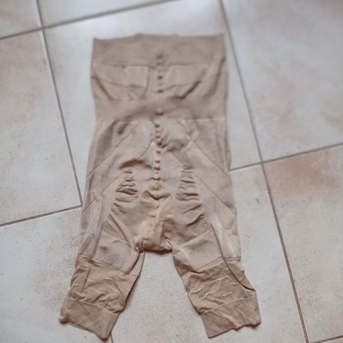 Коригуюча білизна, стягуючі шорти