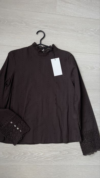 Блуза з прорізною вишивкою Zara
