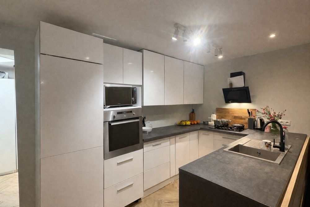 Dom z rzeka i stawem