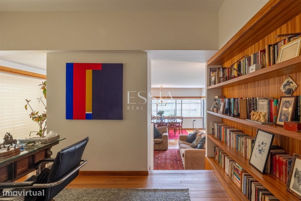 Apartamento T4+1 em Serralves com garagem