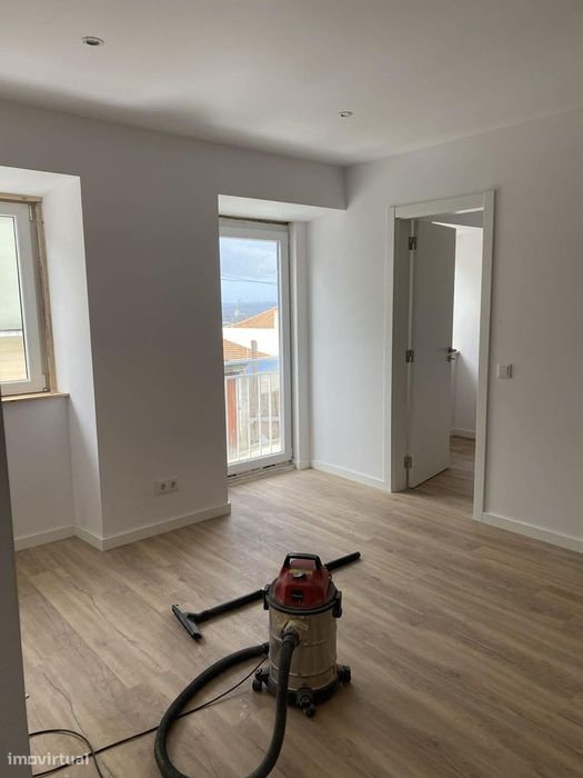 Vende-se imóvel totalmente renovado com 1 T2 + 5 T0 em Coimbra.