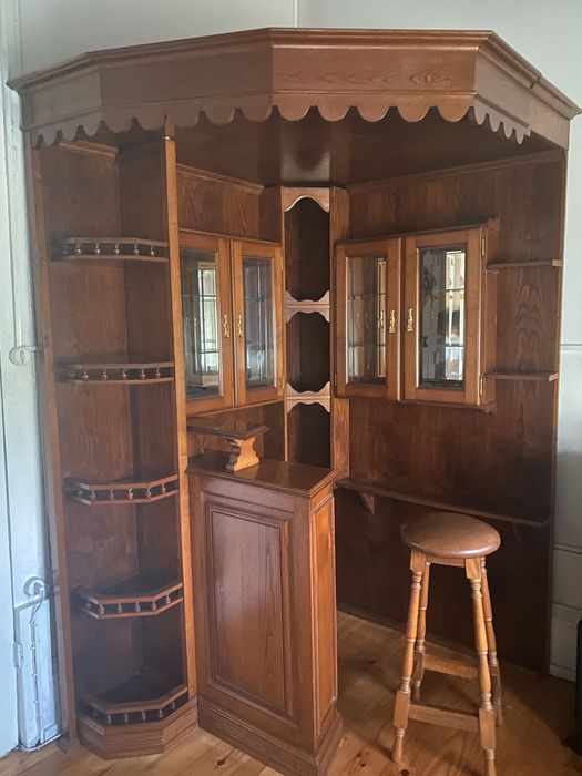 Bar de canto em madeira