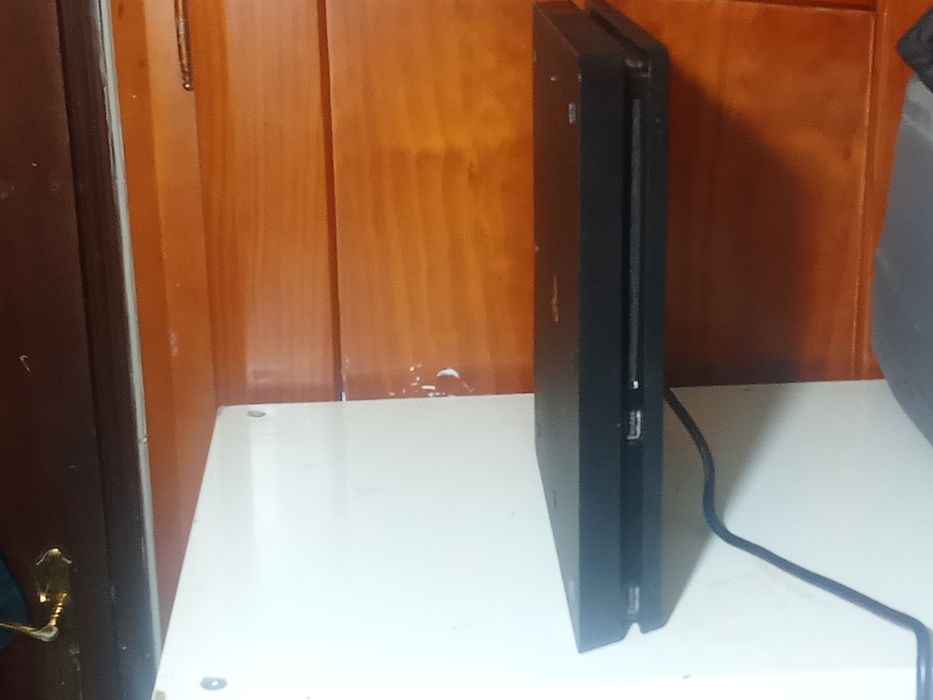 Consola PS4 com cabo e um comando