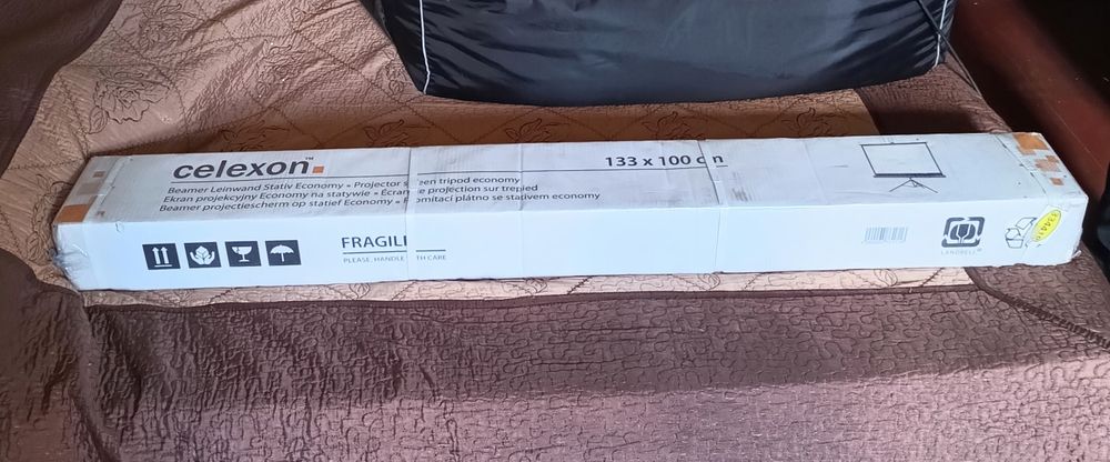 Ekran projekcyjny 133x100 na statywie