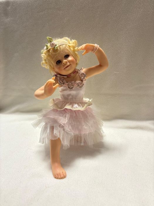 Porcelanowa lalka sygnowana