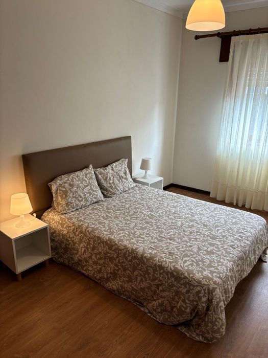 Quarto com muita luz e espaço em vivenda com uma cozinha toda equipada 4 quartos 2 WC completos .