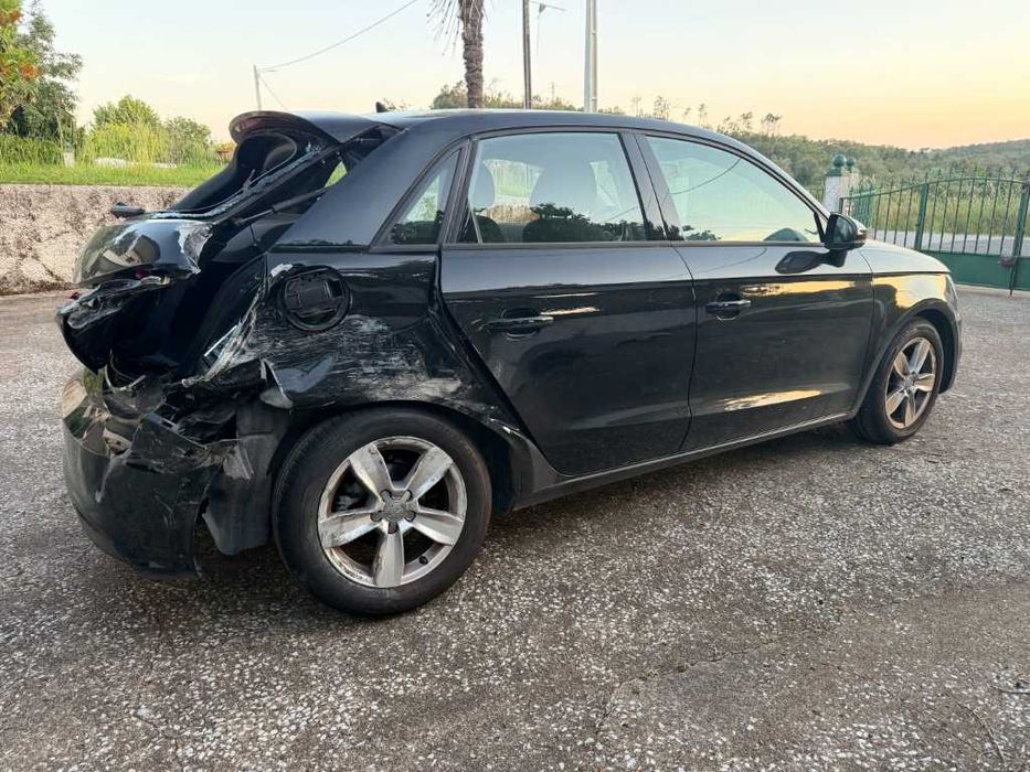 Sinistrado 57601 km Audi A1 Sportback 1.0 TFSI Ultra