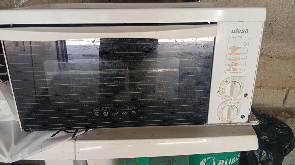Mini forno a funcionar arrumado na garagem marca Ufesa