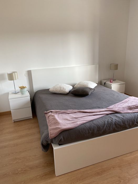 Quarto completo - cama, estrado, colchão, mesas de cabeceira