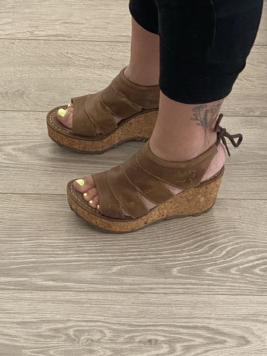 Sandálias camel da Fly London