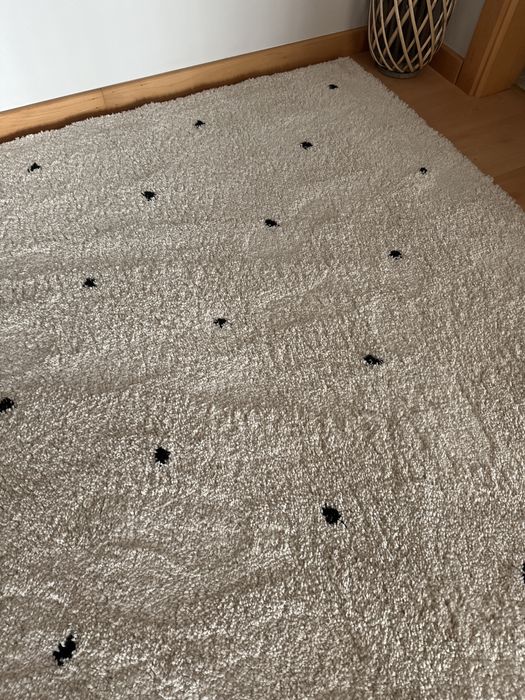 Tapete branco e bolas pretas 200x200 Estado como Novo