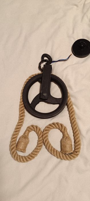 Lampa ze sznura  jutowego na kole z żeliwa