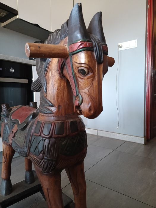 Ręcznie rzeźbiony koń na biegunach