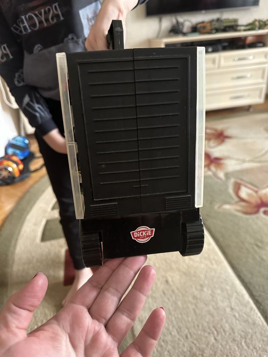 Трейлер з машинками