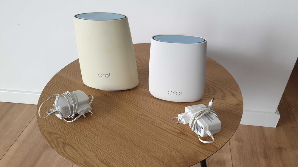System Mesh Router Netgear Orbi RBS40 + satelita Netgear Orbi RBR20