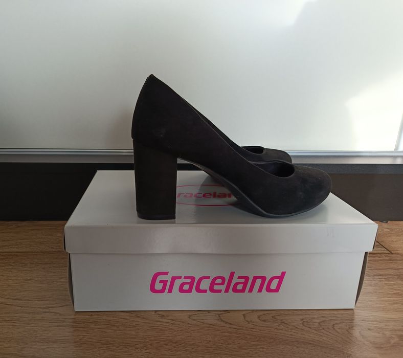 Czarne zamszowe czółenka