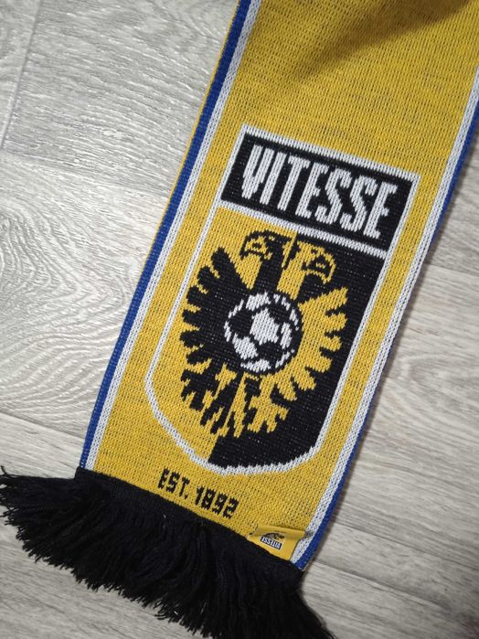 Шарф фанатов ФК  «Вите́сс» (Stichting Betaald Voetbal Vitesse)