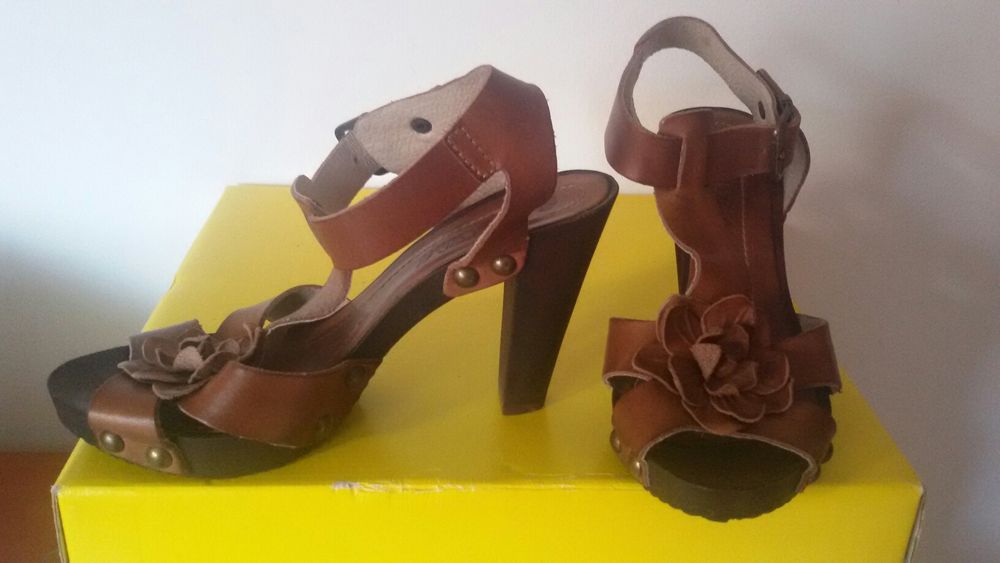 Vendo um par de sandálias em pele n35