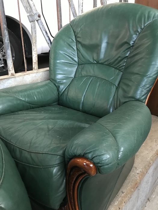 Poltrona  verde em couro e madeira