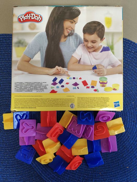 Literki Play-Doh z ciastoliną.