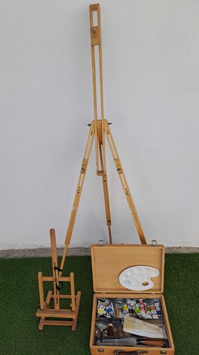 Cavaletes e diverso material de pintura