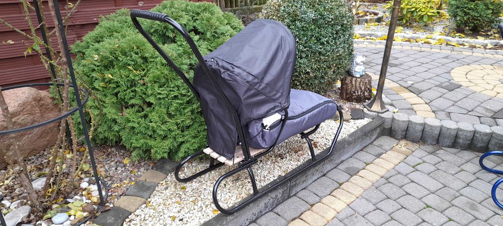 Sanki z pchaczem, budką i ciepłym śpiworkiem.