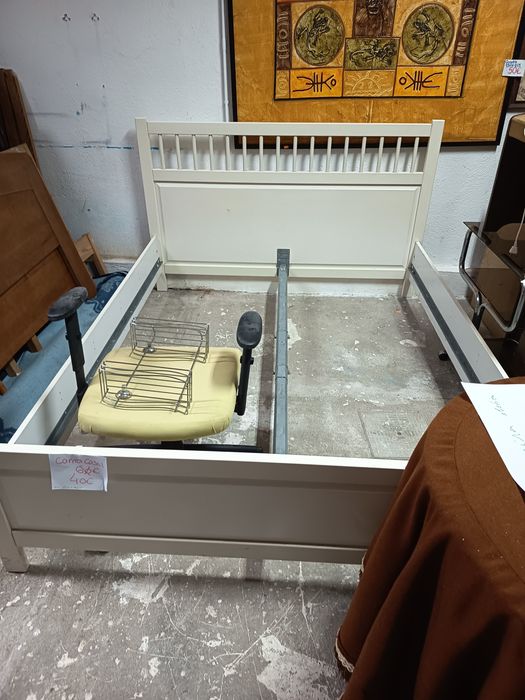 Cama de casal branca da Ekea