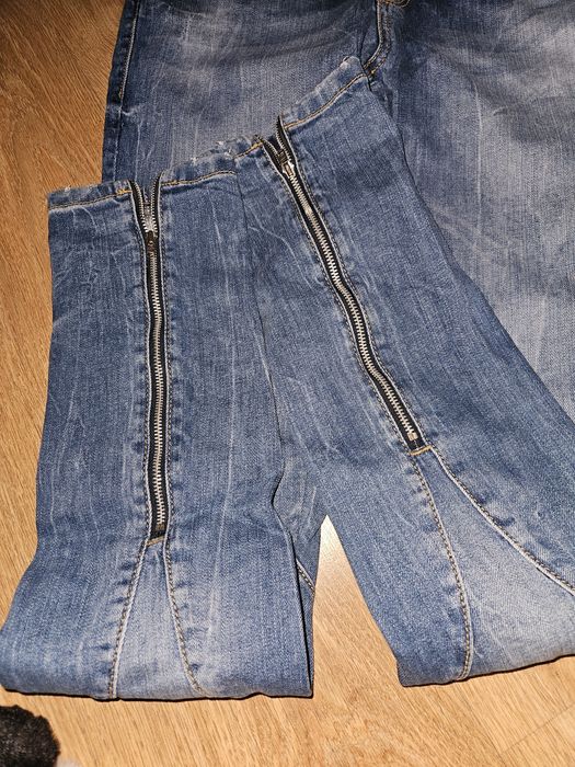 Jeansy z ozdobnymi zamkami