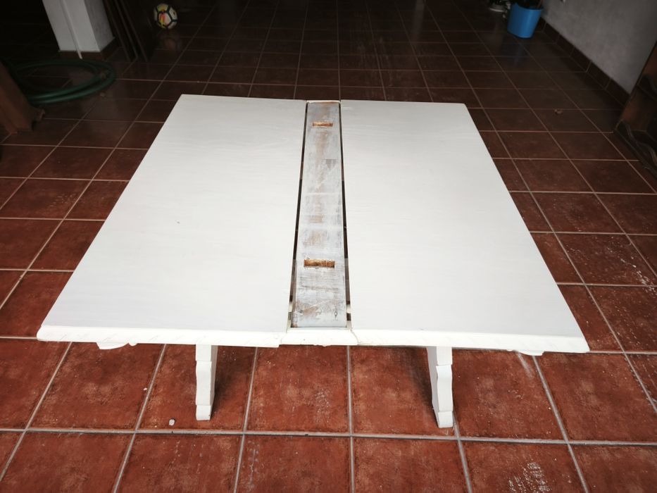 Mesa antiga em madeira