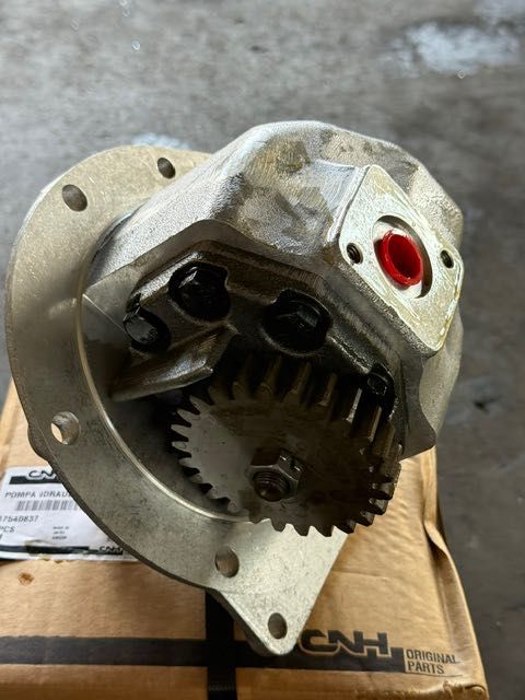 Ford/New Holland 5600, 5700, 6600, 6700, pompa oleju nowa