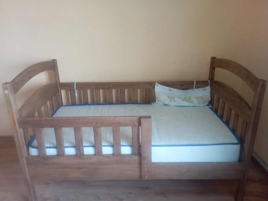 Дитяче ліжко з натурального дерева
