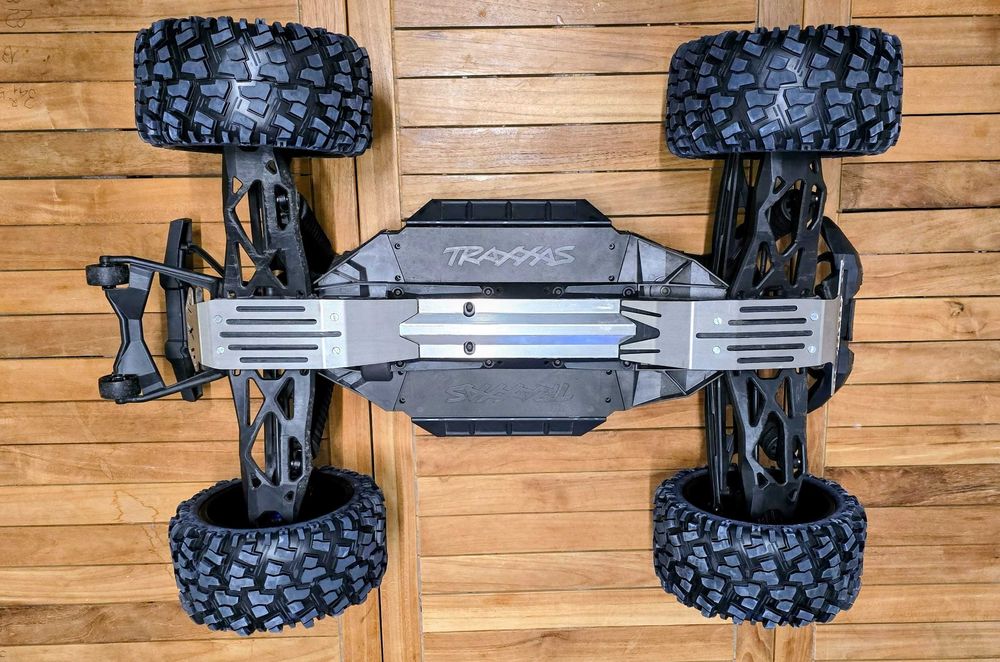 Traxxas X-MAXX 8S- Hobbywing e extras- Como novo